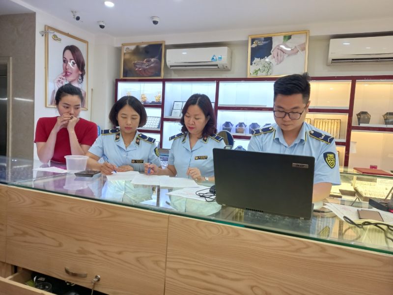 Lực lượng QLTT kiểm tra tiệm vàng ở TP Hạ Long