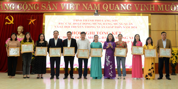 Lãnh đạo UBND thành phố Lạng Sơn trao giấy khen cho đại diện các tập thể có thành tích xuất sắc trong triển khai, thực hiện các hoạt động mừng Đảng, mừng xuân và Lễ hội truyền thống Xuân Giáp Thìn 2024