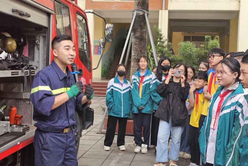 Công an thành phố Cẩm Phả tuyên truyền về PCCC cho học sinh trường THCS