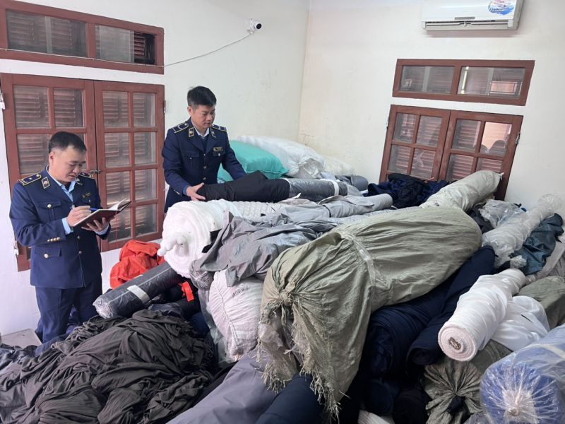 Lực lượng QLTT tỉnh Thái Bình kiểm tra, phát hiện, xử phạt vi phạm hành chính và tịch thu hơn 5 tấn vải may mặc không rõ nguồn gốc xuất xứ
