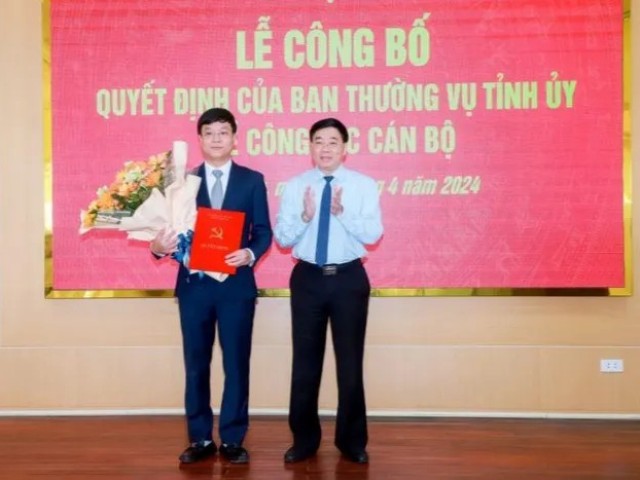 Phó Bí thư Thường trực Tỉnh ủy Nghệ An Nguyễn Văn Thông trao quyết định cho tân Bí thư Đảng ủy Khối các cơ quan tỉnh.