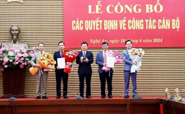 Phó Chủ tịch UBND tỉnh Nghệ An Bùi Đình Long trao Quyết định, tặng hoa chúc mừng các tân Phó giám đốc sở.