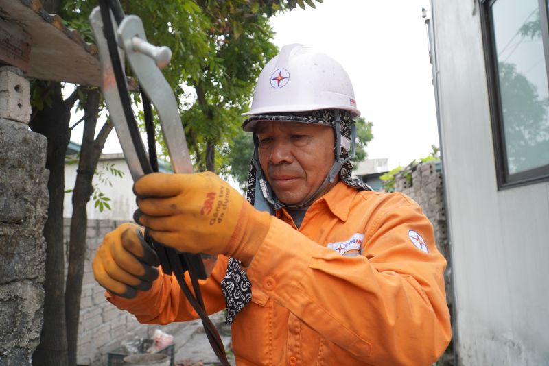 Công nhân Điện lực TP Cẩm Phả sửa chữa khiếm khuyết lưới điện hạ thế