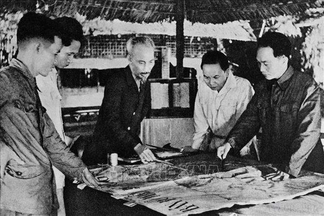 Cuối năm 1953, tại Việt Bắc, Chủ tịch Hồ Chí Minh và các đồng chí lãnh đạo Đảng quyết định mở chiến dịch Điện Biên Phủ, với quyết tâm tiêu diệt tập đoàn cứ điểm mạnh nhất của Pháp tại Điện Biên Phủ. Ảnh: Tư liệu TTXVN
