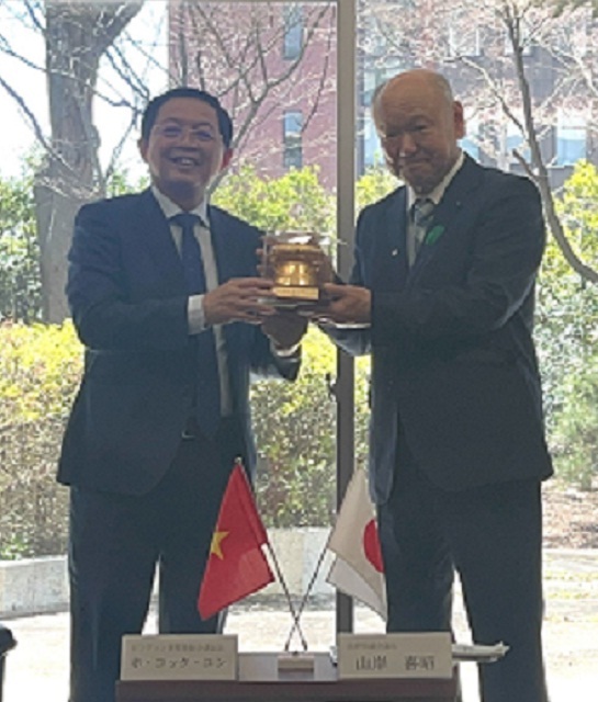 Bí thư Tỉnh ủy Hồ Quốc Dũng (bên trái) tặng quà lưu niệm cho ông Yamagishi Yoshiaki, Chủ tịch Hội đồng tỉnh Nagano (bên phải) Ảnh: Phương Quỳnh