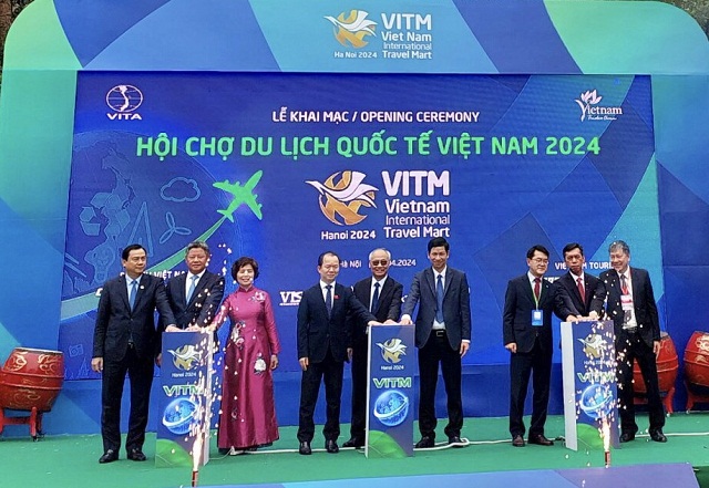 Đại biểu quan khách thực hiện nghi thức nhấn nút khai mạc Hội chợ VITM Hà Nội 2024. Ảnh: Lê Chi