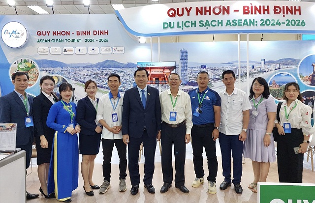 Ông Nguyễn Trùng Khánh (thứ 6 từ phải qua) tham quan gian hàng Du lịch Quy Nhơn – Bình Định. Ảnh: Lê Chi