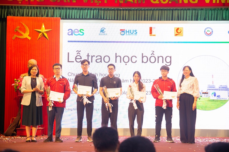 Bà Nguyễn Thị Thúy Hồng (bên trái), Giám đốc nhân sự, AES Việt Nam trao học bổng cho sinh viên