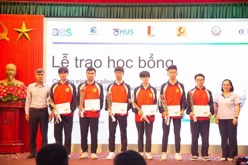 Nhóm SV Đại học Công nghiệp Hà Nội nhận học bổng