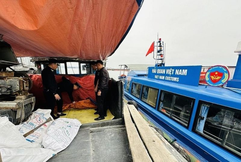 Hải quan Quảng Ninh thu giữ 4.800 lít dầu Diezen lậu trên biển.