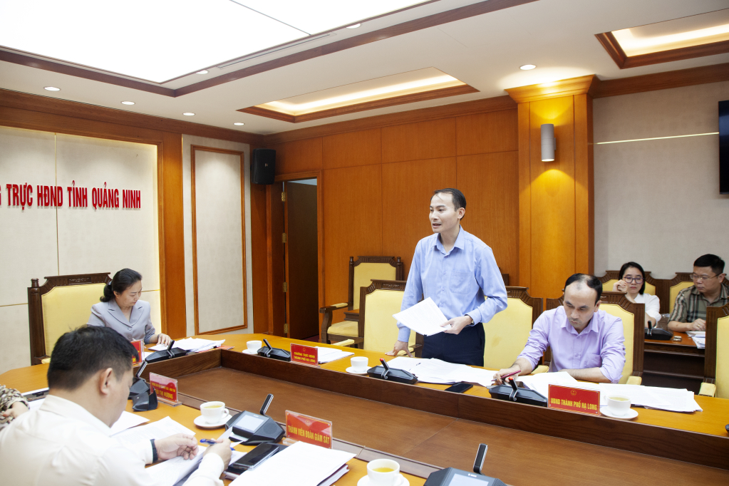 Lãnh đạo thành phố Hạ Long báo cáo giải trình một số nội dung với Đoàn giám sát Thường trực HĐND tỉnh.