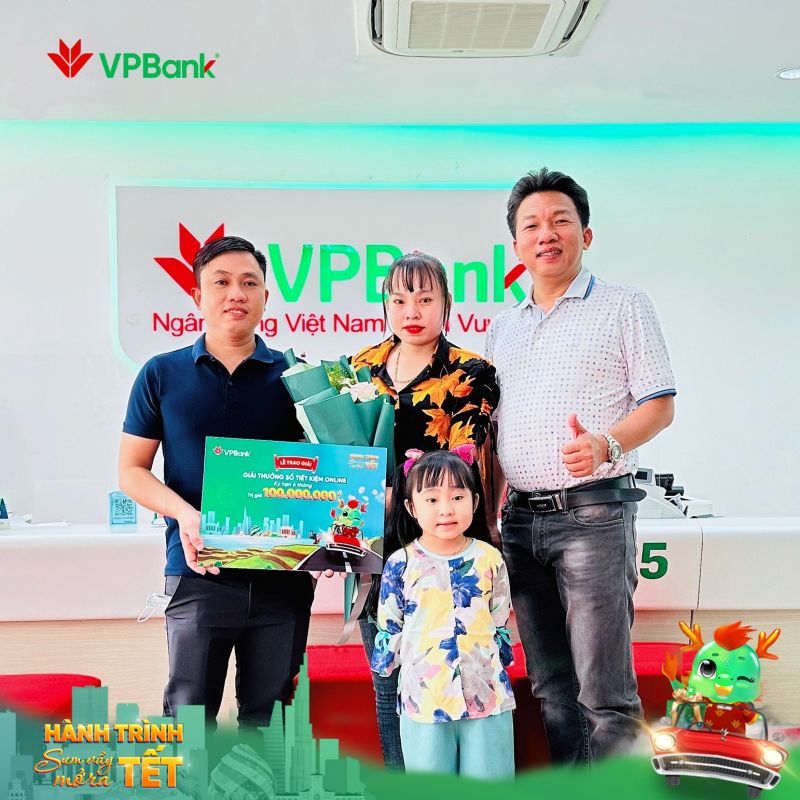 KH Nguyễn Thị Kim Yến nhận giải thưởng sổ tiết kiệm