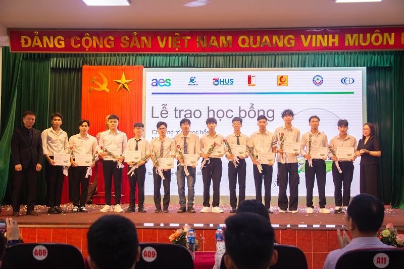 Nhóm sinh viên Đại học Công nghiệp Quảng Ninh nhận học bổng