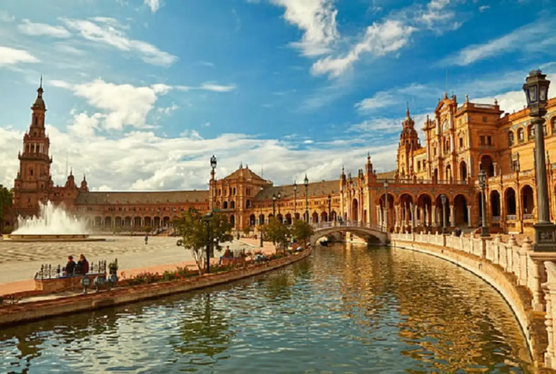 Quảng trường Sevilla với kiến trúc nổi bật thời Phục Hưng.@iStock, điểm du lịch nổi tiếng của Tây Ban Nha.
