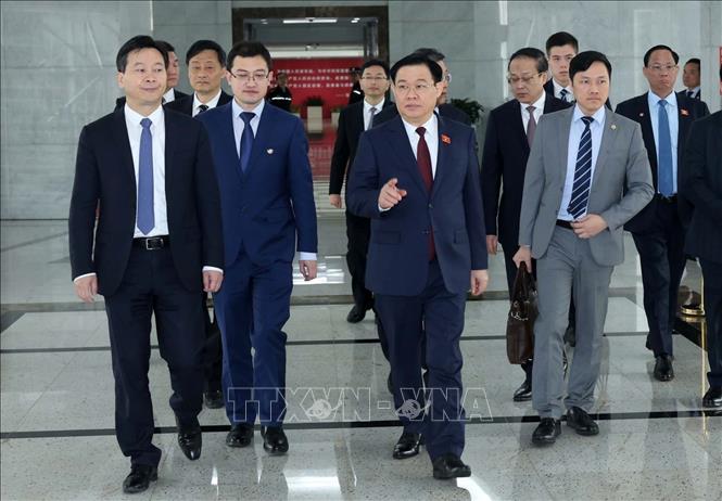 Chủ tịch Quốc hội Vương Đình Huệ đến thăm Khu thí điểm mậu dịch tự do Thượng Hải. Ảnh: Nhan Sáng/TTXVN