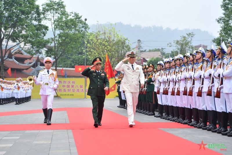 Bộ trưởng Phan Văn Giang và Bộ trưởng Đổng Quân duyệt đội danh dự Quân đội nhân dân Việt Nam. Ảnh: TRỌNG HẢI