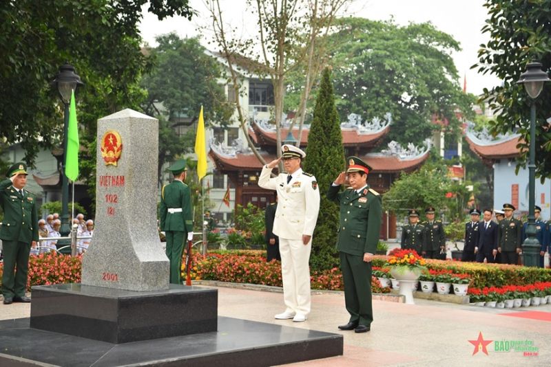 Bộ trưởng Phan Văn Giang và Bộ trưởng Đổng Quân chào cột mốc biên giới tại Cửa khẩu quốc tế Lào Cai. Ảnh: Trọng Hải