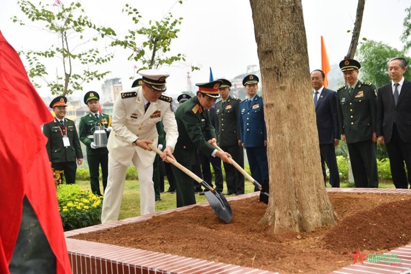 Bộ trưởng Phan Văn Giang và Bộ trưởng Đổng Quân trồng cây hữu nghị biên giới Việt Nam-Trung Quốc tại Cửa khẩu quốc tế Lào Cai. Ảnh: Trọng Hải