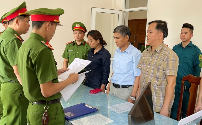 Cơ quan công an đọc lệnh bắt tạm giam đối với 3 nguyên Trưởng Phòng GD-ĐT ở tỉnh Quảng Nam