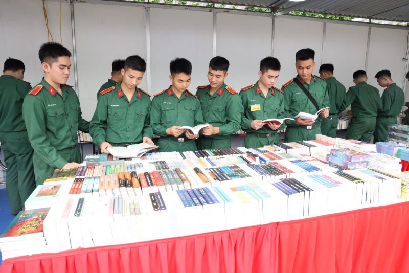 Học viên Trường sĩ quan Chính trị Bắc Ninh thăm quan gian trưng bầy sách.