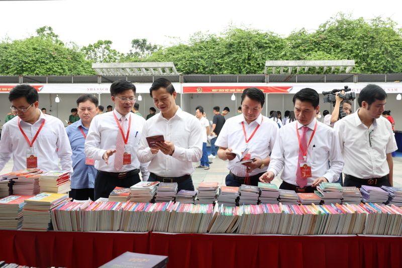 Lãnh đạo tỉnh Bắc Ninh và các đại biểu thăm quan gian trưng bầy sách.
