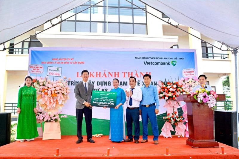 Vietcombank tài trợ 15 tỷ đồng xây trạm y tế và trường học