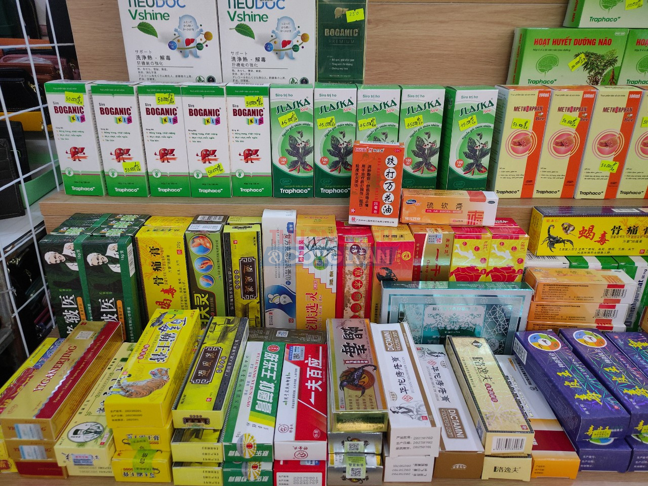 Các loại thuốc nước ngoài được bày bán cùng với thuốc Việt Nam.