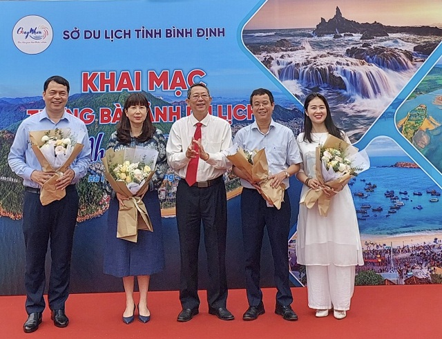 Ông Trần Văn Thanh (thứ 3 từ phải qua) tặng hoa đại biểu lãnh đạo cácđơn vị. Ảnh: tr. Thành.