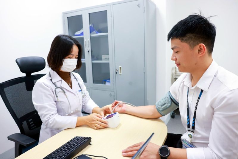 Các nhân viên được kiểm tra sức khỏe thường xuyên tại Trung tâm Y tế của SRV - Ảnh: SRV