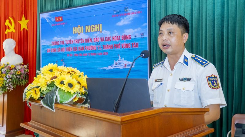 Báo cáo viên của Hải đội 301, Bộ Tư lệnh Vùng Cảnh sát biển 3 tuyên truyền Luật Cảnh sát biển, tuyên truyền chống khai thác hải sản bất hợp pháp, không khai báo và không theo quy định (IUU) tại hội nghị.