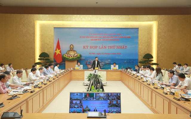 Phó Thủ tướng Trần Hồng Hà yêu cầu các bộ, ngành chủ trì các nhóm công tác để đề xuất những nhiệm vụ, giải pháp mang tính đột phá trong thúc đẩy kinh tế biển - Ảnh: VGP/Minh Khôi