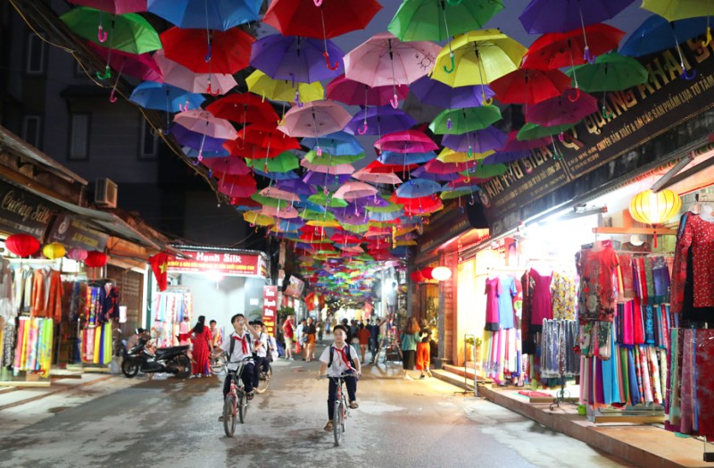 Làng lụa Vạn Phúc - Hà Đông là một trong những làng nghề dệt lụa nổi tiếng bậc nhất Việt Nam. Ảnh internet.