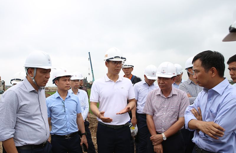 Đoàn công tác kiểm tra và nghe nhà thầu Việt Á báo cáo tiến độ thi công móng cọc