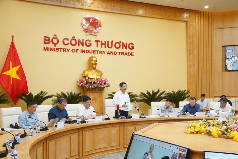 Bộ trưởng Bộ Công Thương Nguyễn Hồng Diên phát biểu chỉ đạo tại cuôc họp