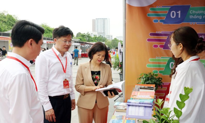 Chủ tịch tỉnh Bắc Ninh thăm quan gian trưng bày sách