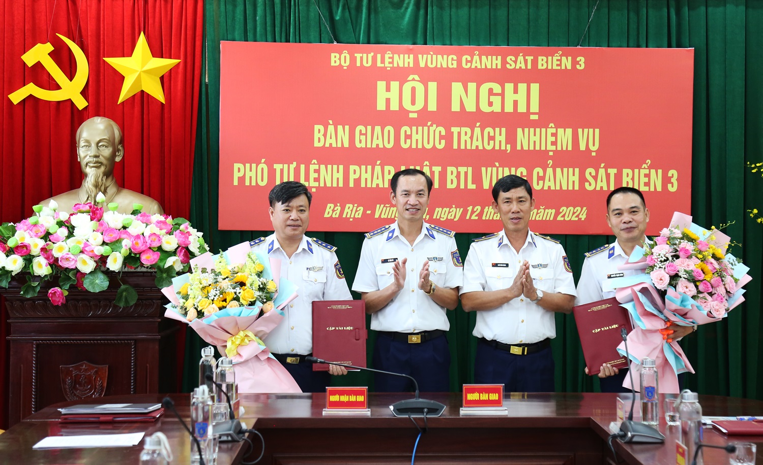Tư lệnh, Chính ủy Vùng Cảnh sát biển 3 tặng hoa chúc mừng Đại tá Nguyễn Trịnh Hùng và Thượng tá Nguyễn Đức Hiếu