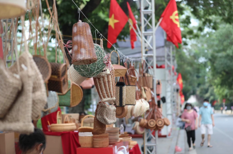 Sản phẩm làng nghề truyền thống được giới thiệu tại Lễ hội Quà tặng Du lịch Hà Nội. Ảnh: Thanh Tùng