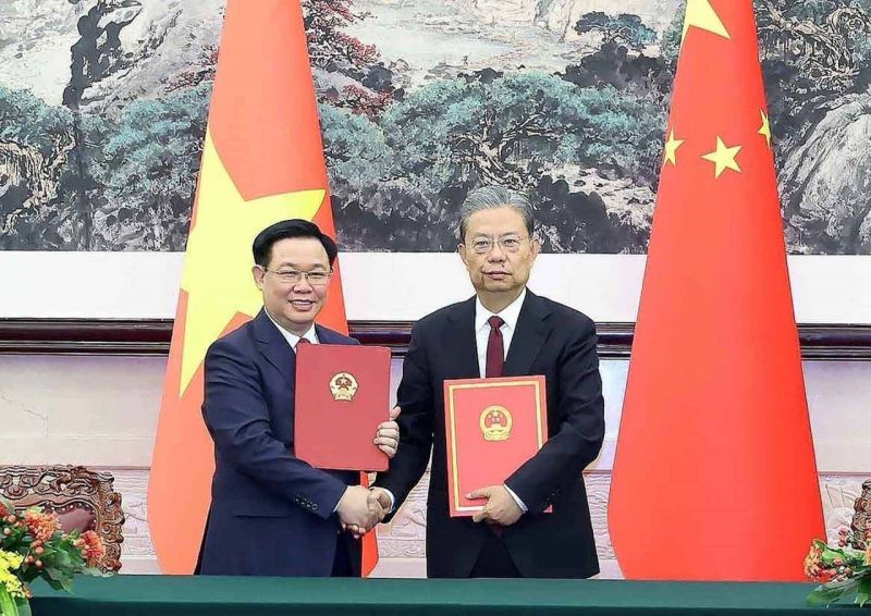 Chủ tịch Quốc hội Vương Đình Huệ và Ủy viên trưởng Ủy ban Thường vụ Nhân đại toàn quốc Trung Quốc Triệu Lạc Tế ký Thỏa thuận hợp tác giữa Quốc hội hai nước. (Nguồn: TTXVN)
