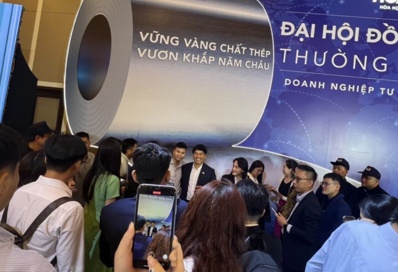 Cổ đông, nhà đầu tư chụp ảnh kỷ niệm cùng Chủ tịch Tập đoàn Hòa Phát Trần Đình Long