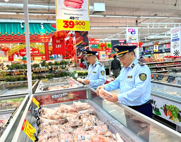 Lực lượng Quản lý thị trường Đà Nẵng kiểm tra, kiểm soát tại các cơ sở kinh doanh, siêu thị dịp lễ.