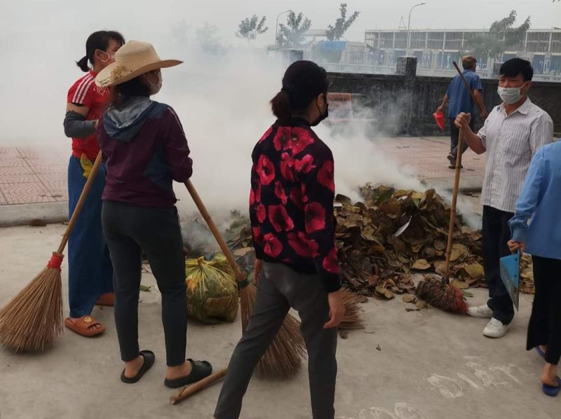 Cán bô, đảng viên và các đoàn thể thôn Đông Xá tham gia ngày Chủ nhật xanh vệ sinh đường làng.