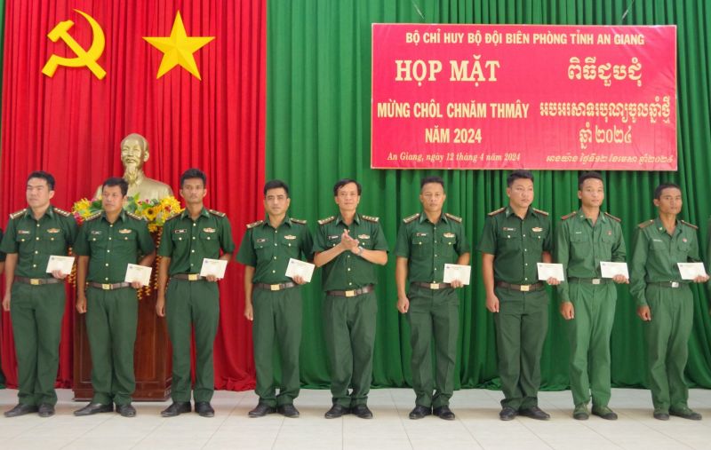 Thượng tá Châu Quang Thái, Phó Chủ nhiệm chính trị BĐBP tỉnh tặng quà cho cán bộ, chiến sĩ người dân tộc Khmer