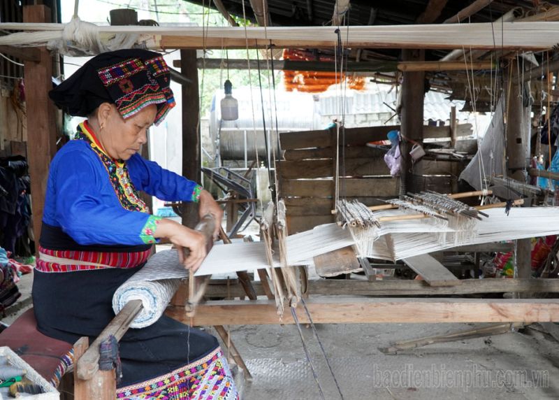 Phụ nữ dân tộc Lào huyện Điện Biên dệt vải làm trang phục truyền thống.