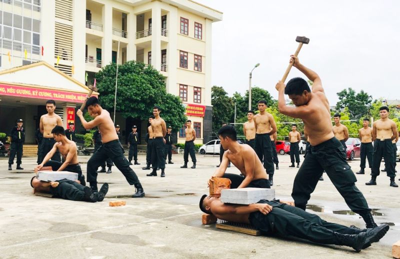 Cảnh sát Cơ động tỉnh Bắc Giang thường xuyên luyện tập, thể hiện sự mạnh mẽ, sức dẻo dai và chịu đựng trong mọi hoàn cảnh.