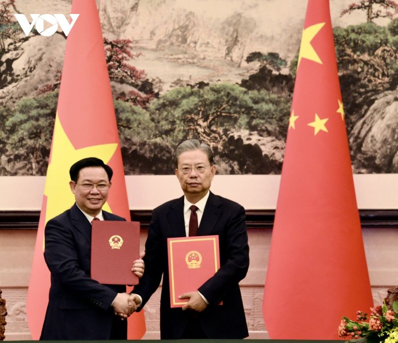 Chủ tịch Quốc hội Vương Đình Huệ và Ủy viên trưởng Ủy ban Thường vụ Nhân đại Trung Quốc Triệu Lạc Tế đã ký biên bản thỏa thuận hợp tác giữa Quốc hội Việt Nam và Đại hội Đại biểu nhân dân toàn quốc nước CHND Trung Hoa.