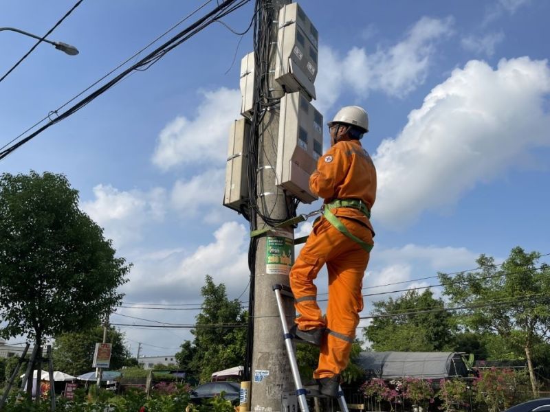 Công nhân Điện lực Gia Lộc kiểm tra kết nối công tơ điện từ đo xa sau lắp đặt