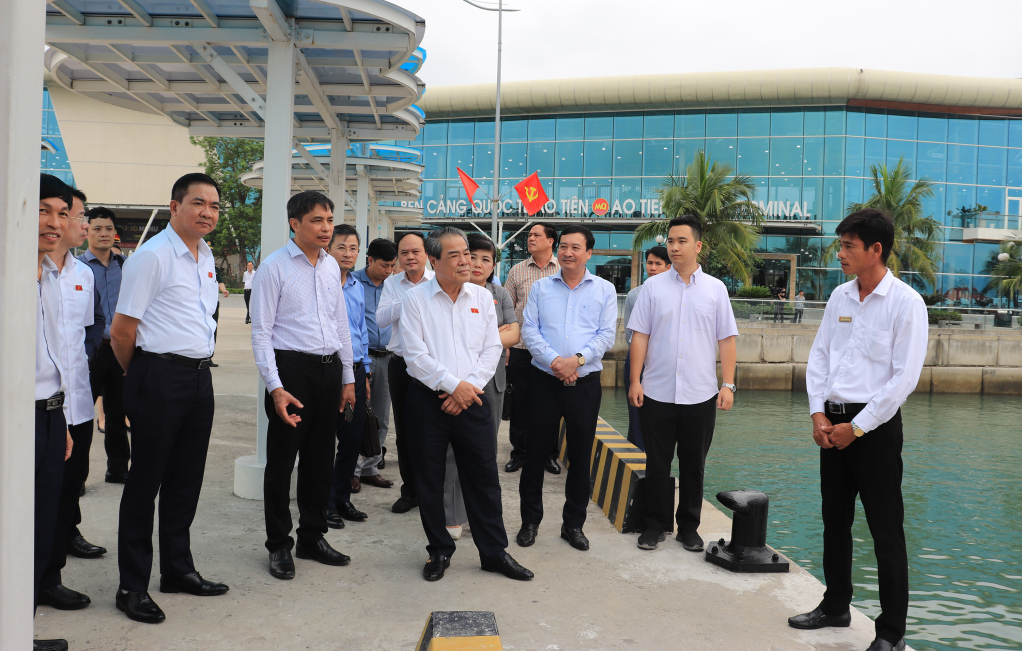 Ủy ban Thường vụ Quốc hội khảo sát thực tế tại huyện Vân Đồn