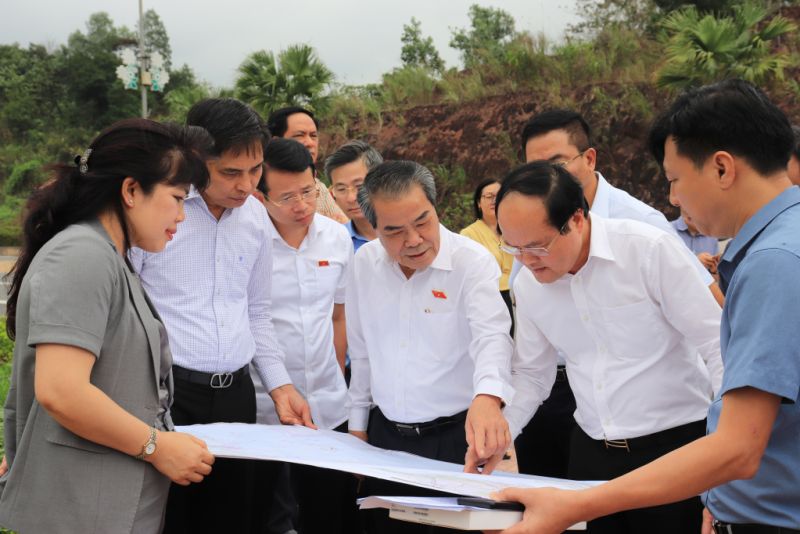 Đoàn giám sát của Ủy ban Thường vụ Quốc hội khảo sát tuyến cao tốc Hạ Long - Vân Đồn.