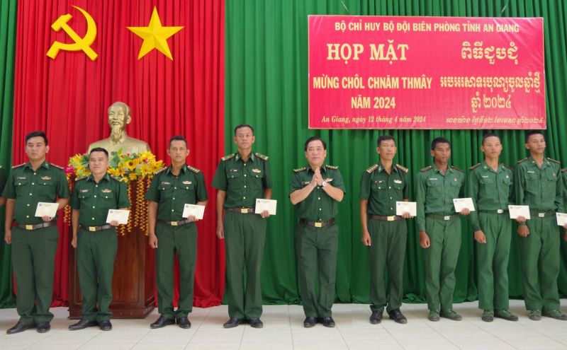 Thượng tá Nguyễn Văn Hiệp, Chính uỷ BĐBP tỉnh tặng quà cho cán bộ, chiến sĩ người dân tộc Khmer