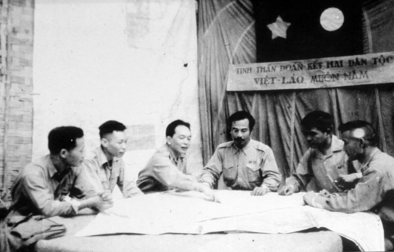 Hội nghị đại biểu Chính phủ hai nước Việt Nam - Lào bàn kế hoạch mở chiến dịch Thượng Lào (1953). Ảnh tư liệu